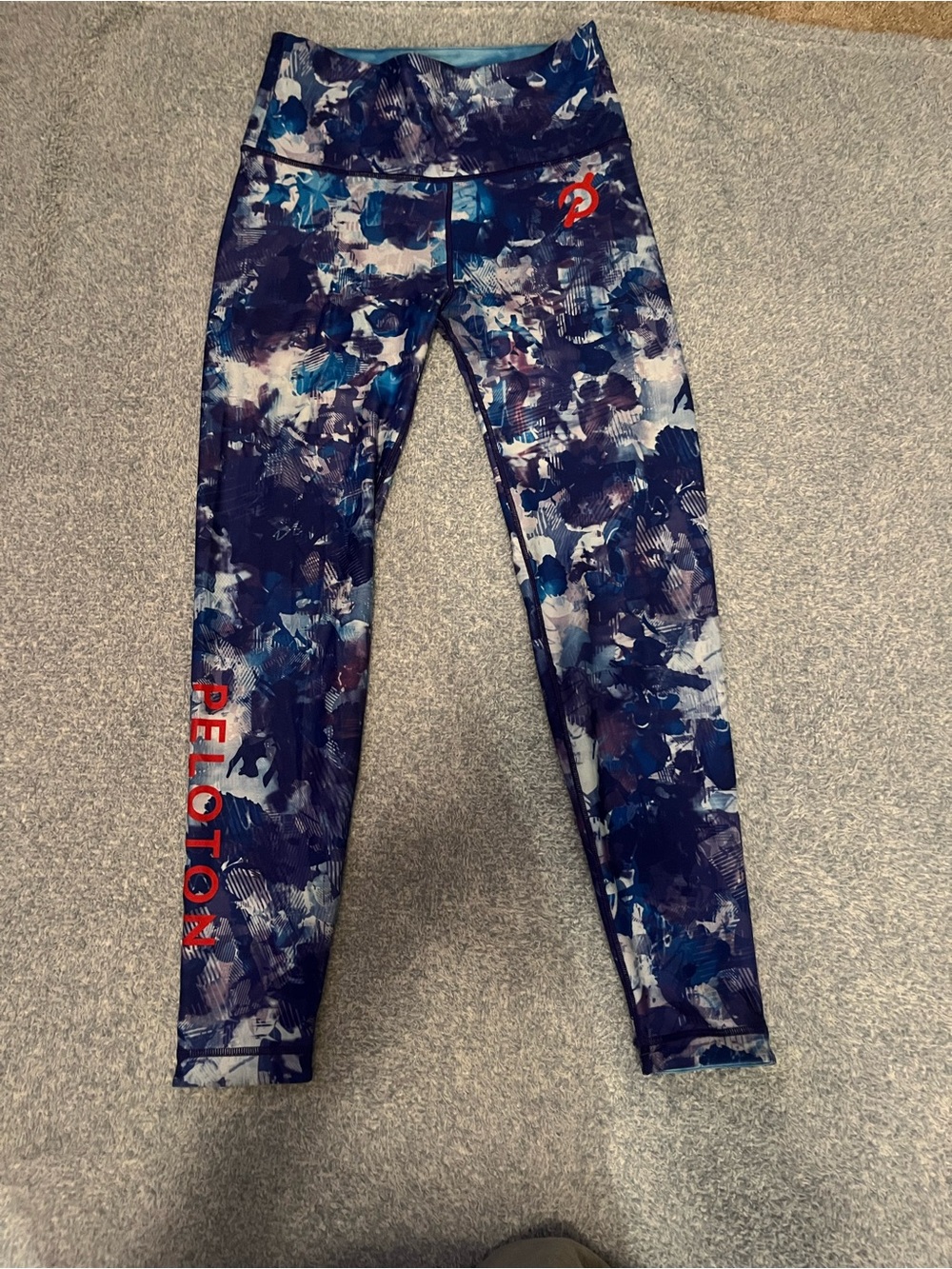 Peloton woman’s Navy, Blue & White Abstract Print Leggings